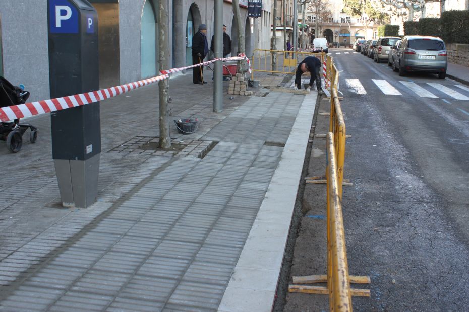 1421348404Obres d'eixamplament de la vorera a la placa del Carme (1).JPG